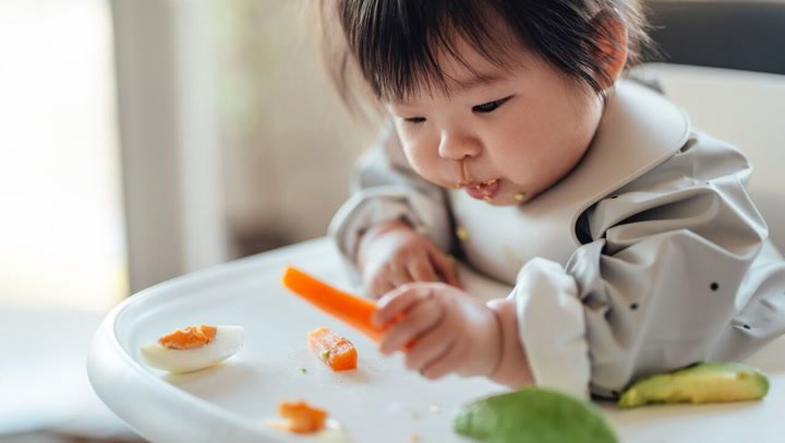 Baby_eating_finger_foods